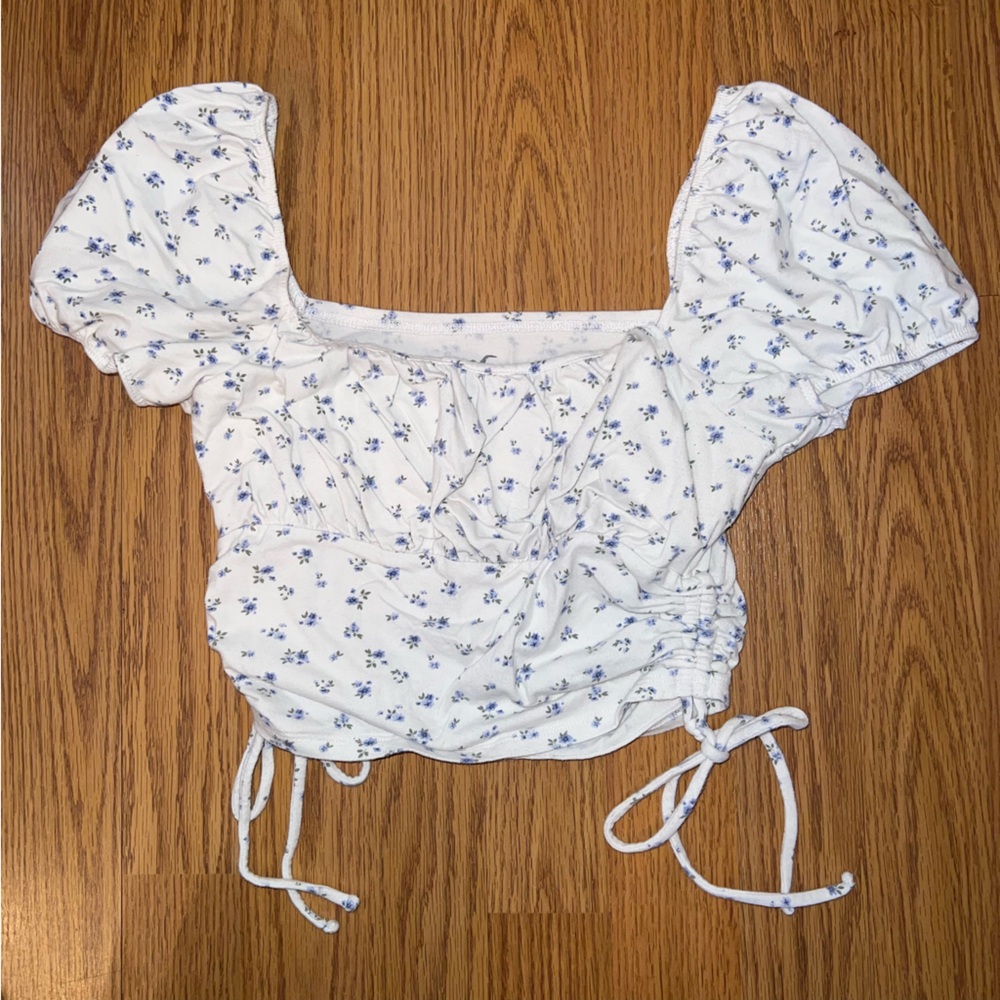 Hollister Women’s White and Blue Floral Puff Sleeve Ruched Cropped Top  Size S